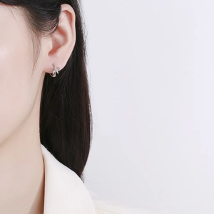 Elegante 925 Sterling Silber Schleifenohrringe am Model mit minimalistischem Design