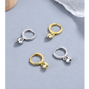 Vue macro de boucles d'oreilles cœur en argent 925 en finitions or et argent