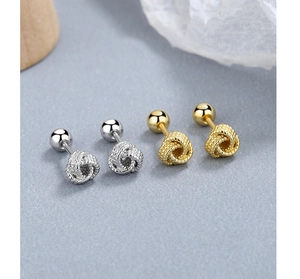 Detailansicht gewebter Metallknoten-Ohrstecker in Gold und Silber mit Schraubverschluss