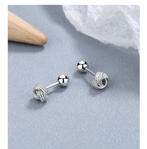 Detailansicht der 925 Sterling Silber Knotohrringe mit sicherem Schraubverschluss Design