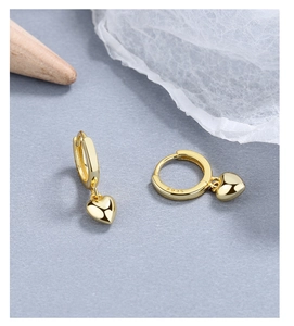 Macro de boucles d'oreilles cœur en argent S925 plaqué or avec finition miroir poli