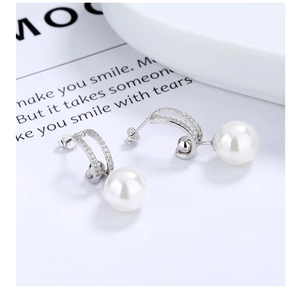 Vue détaillée de boucles d'oreilles perles en argent S925 avec zircons micro-pave