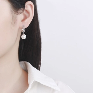 Boucles d'oreilles élégantes en argent 925 avec perle et anneau serti de zircons