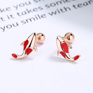 Pendientes de pez koi en oro rosa con esmalte rojo y cierre de rosca seguro para mujer