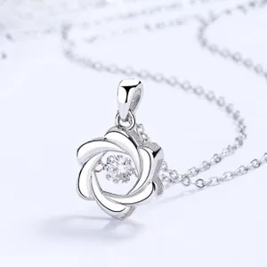 Macro d'un collier en argent 925 avec pendentif fleur et oxyde de zirconium scintillant