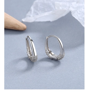 Nahaufnahme der S925 Sterling Silber U-Ohrringe mit mikroverzierten Zirkonia-Steinen