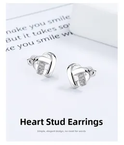 Détail de boucles d'oreilles cœur en argent S925 avec zircons cubiques scintillants