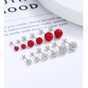 Gros plan de boucles d'oreilles boules en cristal serties de différentes tailles et couleurs