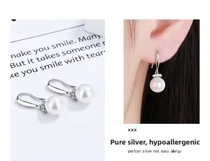 Détail de boucles d'oreilles perles en argent 925 avec zircons scintillants sur modèle