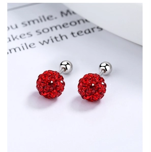Détail des boucles d'oreilles boules disco en argent 925 avec cristaux rouges et fermoir à vis