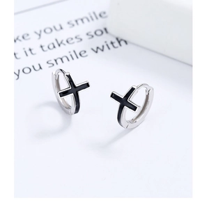 Gros plan de boucles d'oreilles en argent 925 avec croix en émail noir pour hommes et femmes