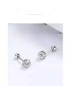 Détail macro du clou d'oreille boule en argent sterling 925 avec pavé de cristaux brillants
