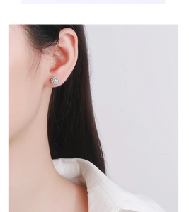 Gros plan de boucles d'oreilles en argent 925 avec des boules pavées de zircons blancs brillants