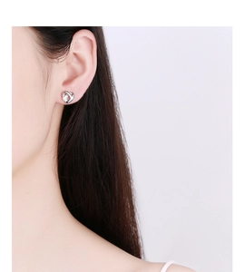 Gros plan sur les élégantes boucles d'oreilles cœur en argent 925 avec zircon brillant