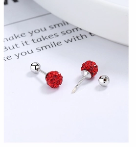 Gros plan de boucles d'oreilles boules pavées rouges avec fermoir à vis en argent S925