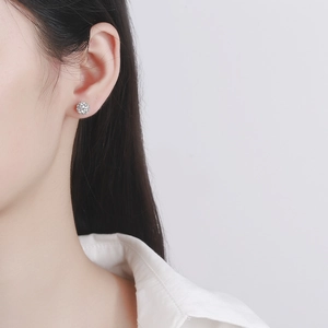 Boucles d'oreilles boule disco en argent 925 avec micro-cristaux sur oreille femme