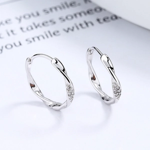 Boucles d'oreilles créoles Mobius en argent sterling 925 avec pavé de cristaux