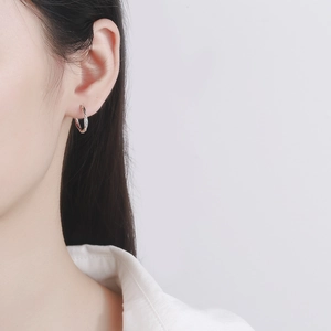 Boucles d'oreilles créoles torsadées Mobius en argent 925 avec zircons scintillants