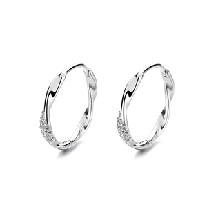 Boucles d'oreilles Mobius en argent 925 au design torsadé minimaliste et zircons brillants