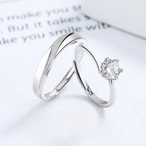 Dettaglio del set di anelli di coppia in argento S925 con montatura moissanite a sei punte