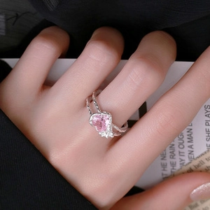 Close-up of S925 silver double-band ring featuring a pink heart stone and hammer texture