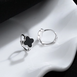 Minimalistische 925 sterling zilveren oorringen met zwarte emaille klavertje vier bedels