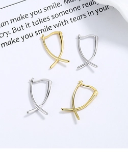 Detailansicht der minimalistischen geometrischen Creolen aus S925 Sterlingsilber in Gold und Silber