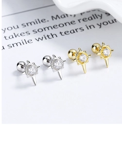 Gros plan de boucles d'oreilles étoile en argent S925 avec zircons en or et argent