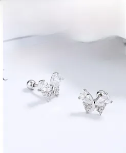 Vista macro degli orecchini a farfalla in argento S925 con cristalli scintillanti