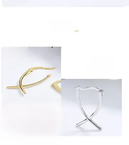 Detailsicht minimalistischer Kreuzohrringe in poliertem Gold und Silber Finish