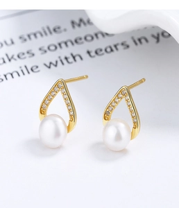 Vue détaillée de la boucle d'oreille S925 en forme de V avec perle et zircon