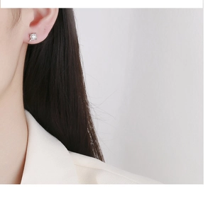 Gros plan d'un clou d'oreille étoile en argent S925 avec zircon sur mannequin