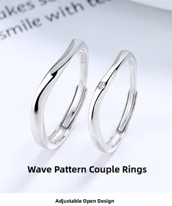 Dettaglio macro di anelli di coppia S999 in argento sterling con design ondulato regolabile