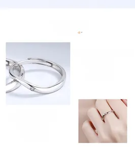 Dettaglio macro dell'anello in argento S925 con design a onde e piccolo zircone incastonato