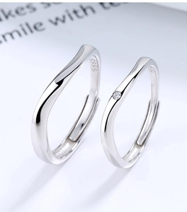 Dettaglio degli anelli a onda in argento sterling S999 con fascia regolabile per coppie