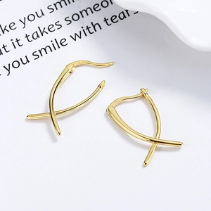 Minimalistische S925 Sterling Silber Kreuzohrringe in Gold aus einer 45-Grad-Ansicht