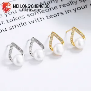 Élégantes Boucles d'Oreilles Clous Künstliche Perle en Forme de V Avec Tige en Argent Sterling 925 Alliage Pavé Zirconium Mariage Femme Bijoux