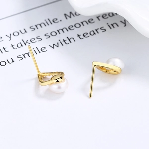 Élégantes boucles d'oreilles perles en argent S925 en forme de V dorées pour femme