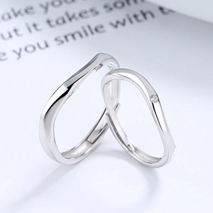 Anelli di coppia in argento sterling S925 con design ondulato e vestibilità aperta