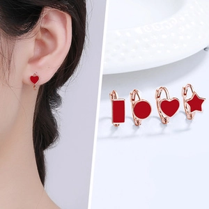 Lot de quatre paires de boucles d'oreilles rose doré avec émail rouge et formes variées