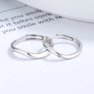 Anelli di coppia in argento sterling 925 con design ondulato e zircone, regolabili