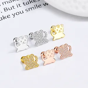Nahaufnahme der Tiger-Ohrstecker in Gold und Roségold mit funkelnden Zirkon-Details
