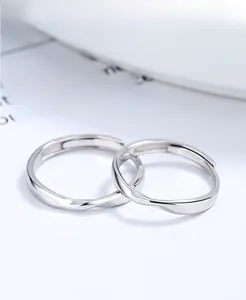 Vista dettagliata degli anelli di coppia Mobius in argento 925 con design a torsione unico