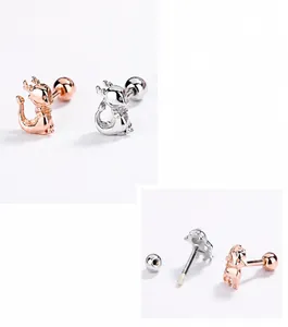 Nahaufnahme von Drachen-Ohrsteckern mit Schraubverschluss in Silber und Roségold