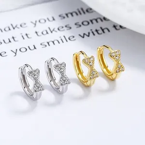 Détails des boucles d'oreilles créoles papillon en argent et or avec pierres de zircon