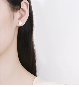 Nahaufnahme von 925 Sterling Silber Good Luck Ohrsteckern mit strukturierten Rändern