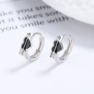 Orecchini a cerchio in argento sterling 925 con cuore smaltato nero e freccia
