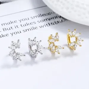 Détail de boucles d'oreilles feuilles en argent 925 avec zircons en or et argent