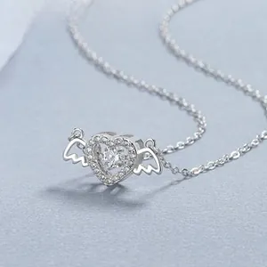 Dettaglio della collana cuore con ali d'angelo in argento 925 e pietra danzante