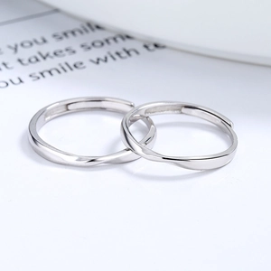 Anelli di coppia Mobius regolabili in argento sterling con finitura lucida